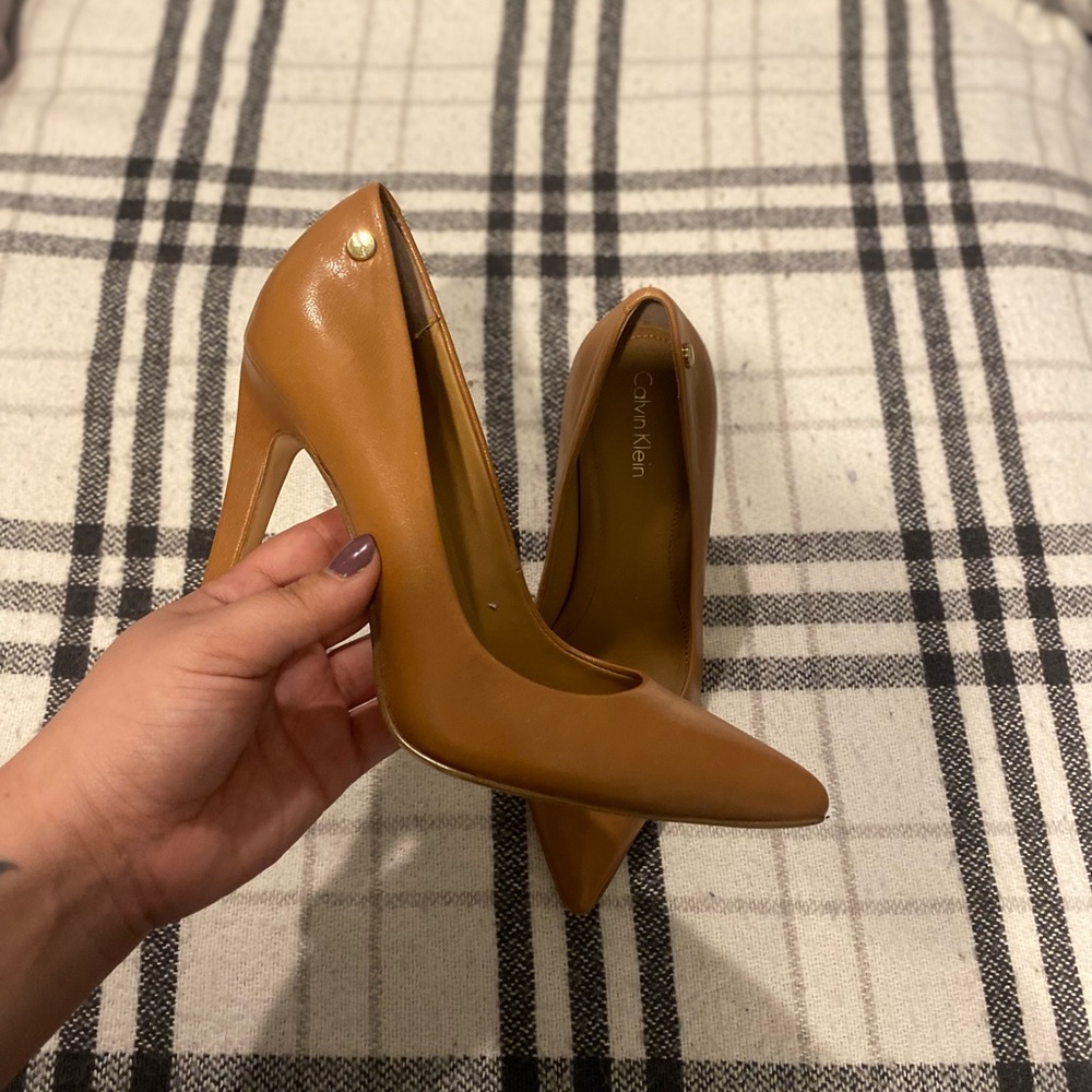 Calvin Klein "Brady Kid Skin" in Caramel